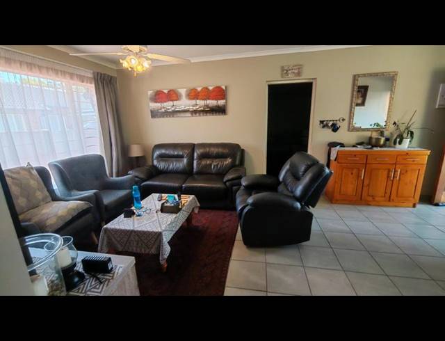 3 BEDROOM TOWNHOUSE FOR SALE IN ROOIHUISKRAAL NORTH